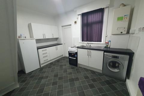 2 bedroom terraced house to rent, Gilnow Lane, Bolton