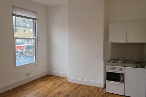 1 bedroom in a house share to rent, Wandsworth Road, London
