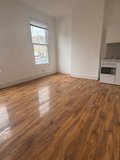 1 bedroom in a house share to rent, Wandsworth Road, London