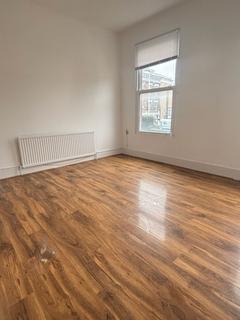 1 bedroom in a house share to rent, Wandsworth Road, London