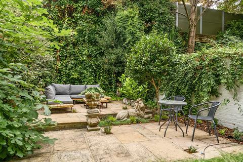 Eardley Crescent, London