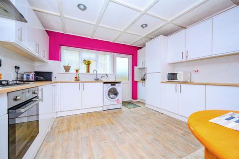 3 bedroom detached house for sale, Shanklin Close, Luton