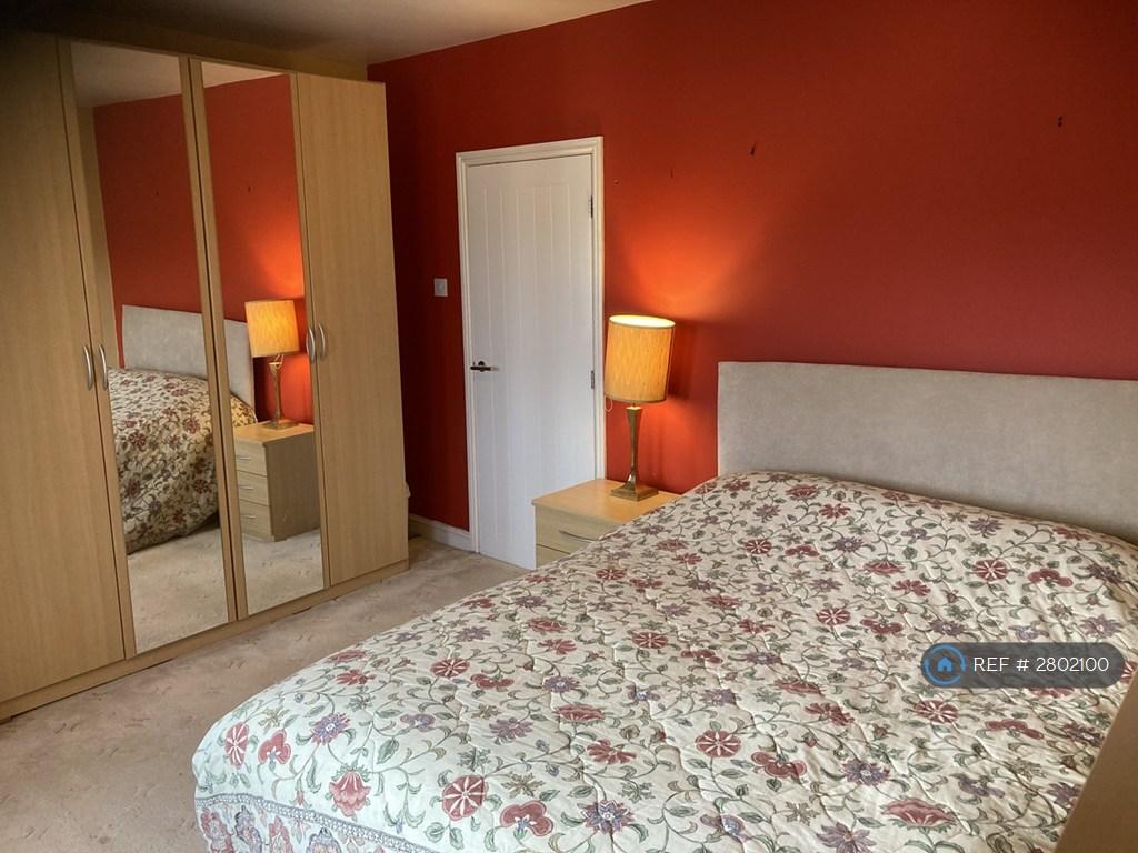 Large Main Bedroom (1)