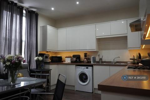 3 bedroom flat to rent, Morden Road, London, SW19