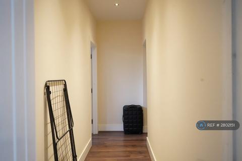 3 bedroom flat to rent, Morden Road, London, SW19