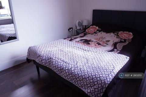 3 bedroom flat to rent, Morden Road, London, SW19