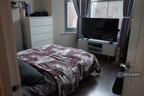 3 bedroom flat to rent, Morden Road, London, SW19