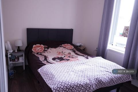 3 bedroom flat to rent, Morden Road, London, SW19