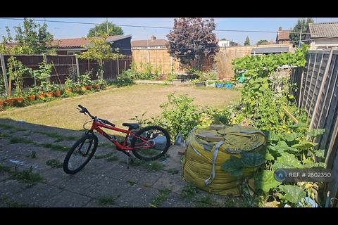 4 bedroom flat to rent, Ilford, Ilford, IG2