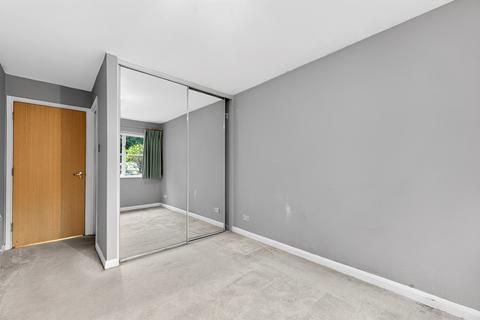 2 bedroom ground floor flat for sale, Parkside, London