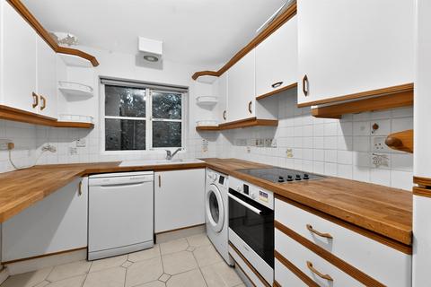 2 bedroom ground floor flat for sale, Parkside, London