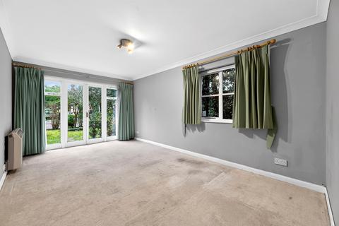2 bedroom ground floor flat for sale, Parkside, London