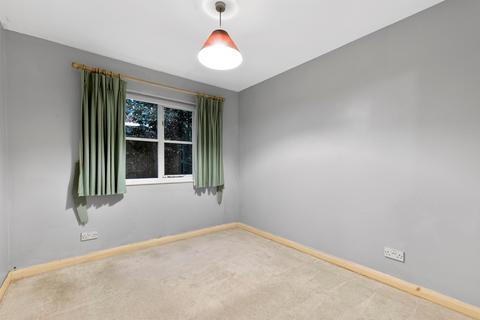 2 bedroom ground floor flat for sale, Parkside, London