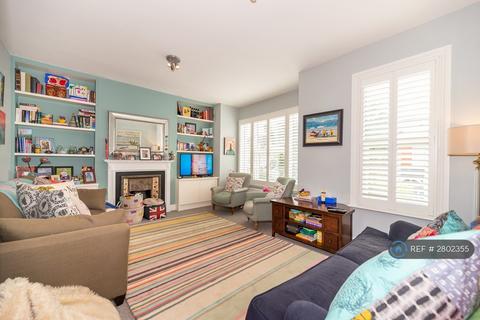 3 bedroom maisonette to rent, Heythorp Street, London, SW18
