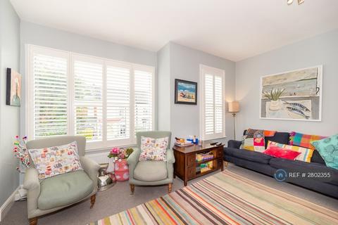 3 bedroom maisonette to rent, Heythorp Street, London, SW18