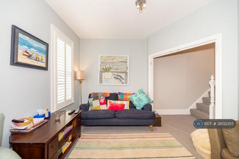 3 bedroom maisonette to rent, Heythorp Street, London, SW18
