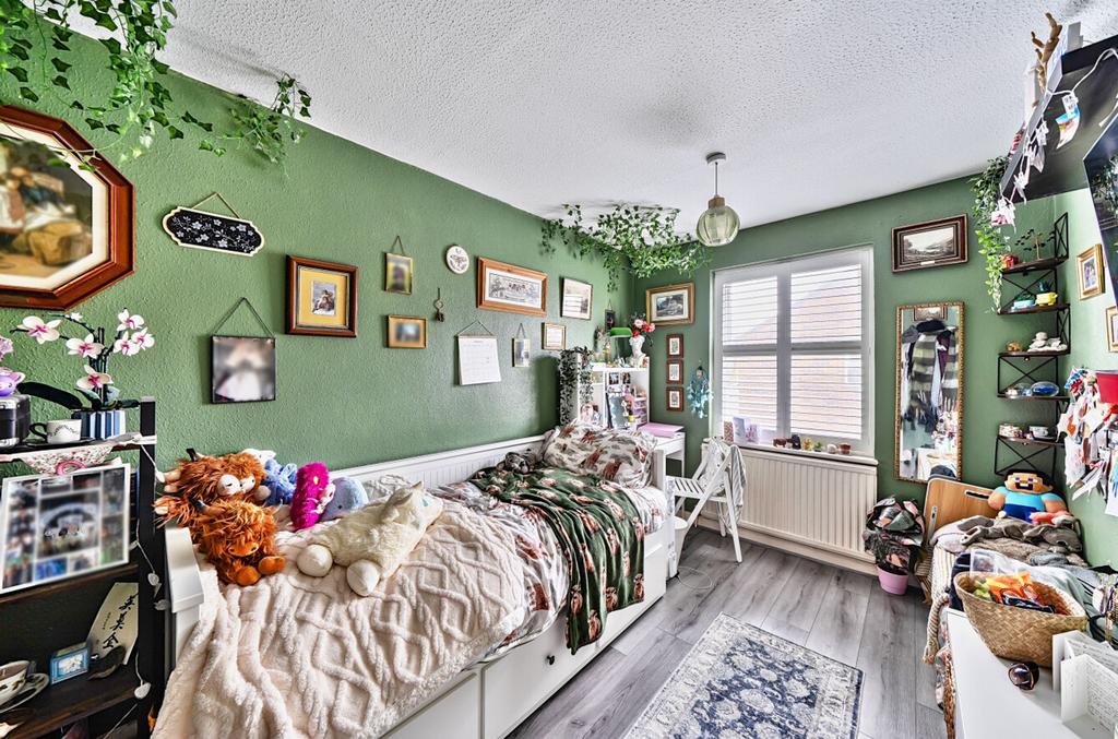 Bedroom 2 (rear left)