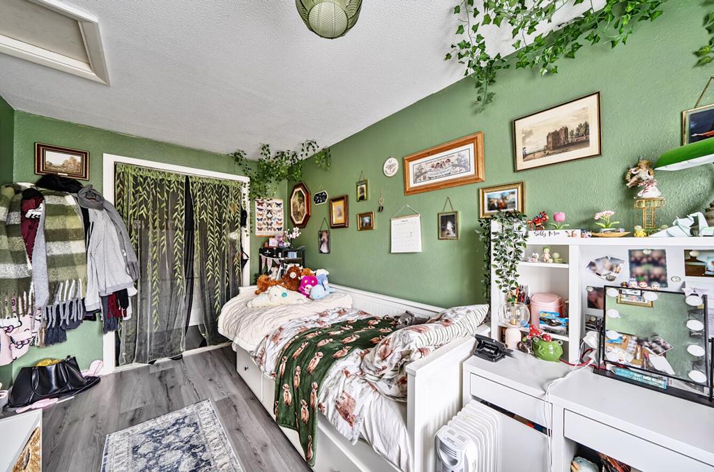 Bedroom 2 (rear left)