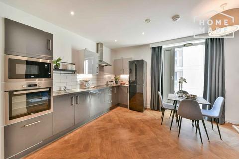 3 bedroom flat to rent, Broadside, M4
