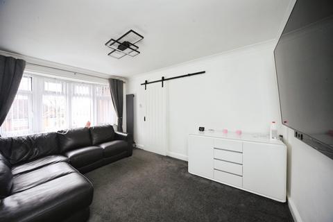 3 bedroom semi-detached house for sale, Pennine Avenue, Luton