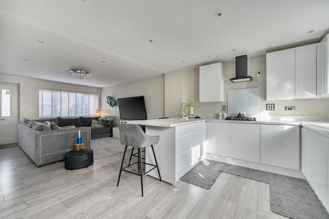 4 bedroom end of terrace house for sale, Ruskin, Caversham, Reading