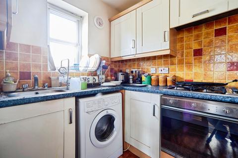 3 bedroom apartment for sale, Holland Park, BRADFORD