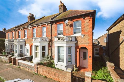 3 bedroom end of terrace house for sale, Latimer Road, Eastbourne