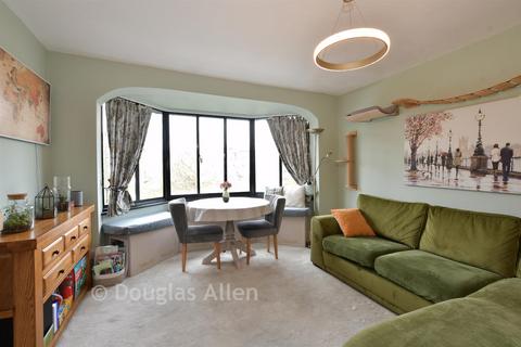2 bedroom flat for sale, Forest Court, London E11