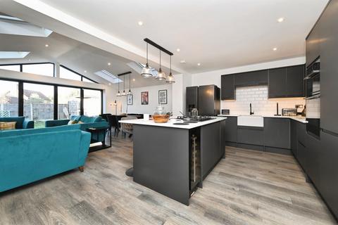 4 bedroom link detached house for sale, Norwich Crescent, Rayleigh