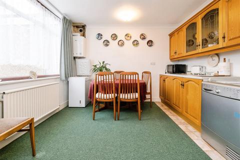3 bedroom terraced house for sale, Rothbury Avenue, Rainham