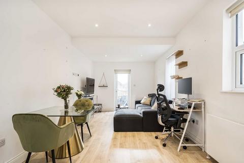 3 bedroom flat to rent, Sylvester Road, LONDON N2