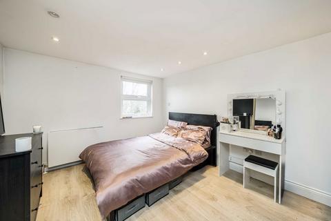 3 bedroom flat to rent, Sylvester Road, LONDON N2