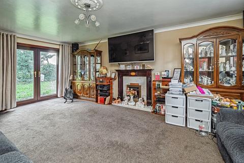 undefined, Orchard Close, Roos, Hull