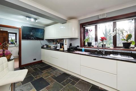 undefined, Orchard Close, Roos, Hull