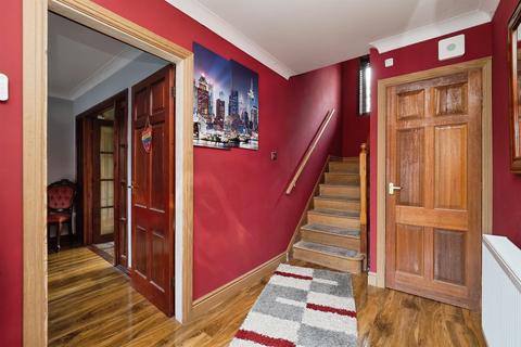 undefined, Orchard Close, Roos, Hull