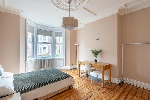 2 bedroom flat to rent, Helmsley Road, Sandyford, Newcastle upon Tyne