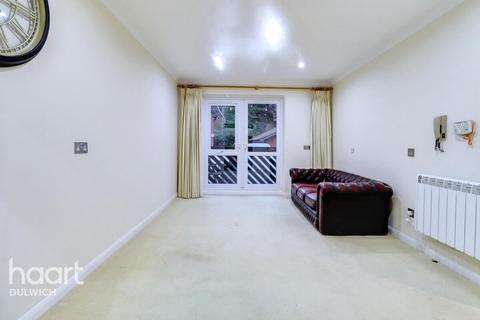 undefined, Cedar Close, LONDON