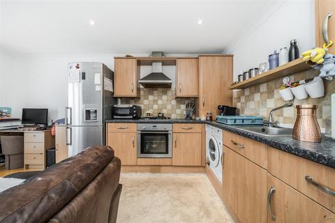 2 bedroom property for sale, Flat 6, 141 Headstone Lane, Harrow, HA2 6LX