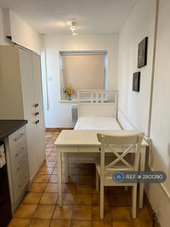 Studio to rent, Rushden Gardens, Ilford, IG5