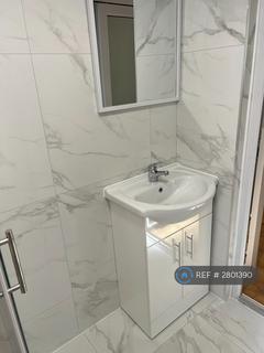 Studio to rent, Rushden Gardens, Ilford, IG5