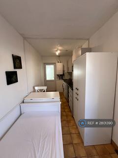 Studio to rent, Rushden Gardens, Ilford, IG5