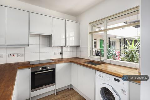 2 bedroom flat to rent, Mundania Court, London, SE22