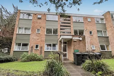 2 bedroom flat for sale - Photo 2