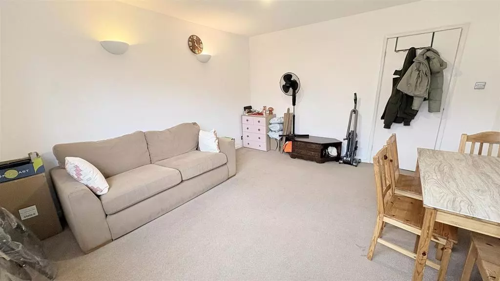 2 bedroom flat for sale - Photo 5