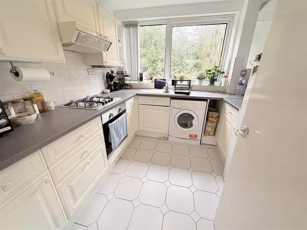 2 bedroom flat for sale - Photo 9