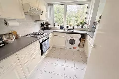 2 bedroom flat for sale - Photo 8