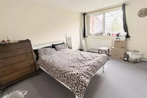 2 bedroom flat for sale - Photo 10