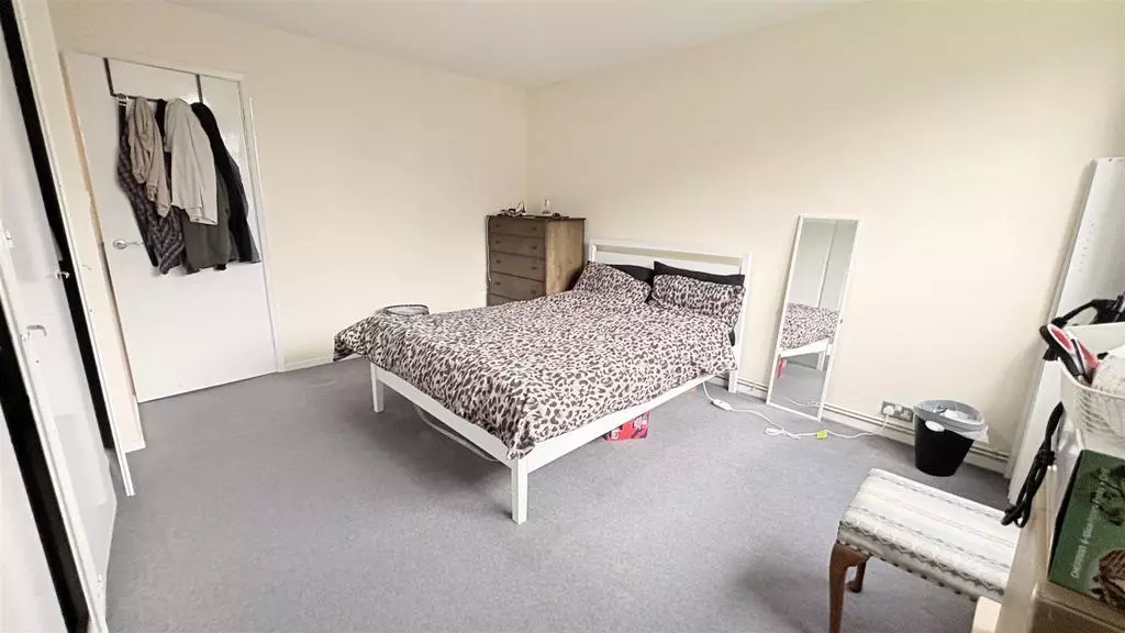 2 bedroom flat for sale - Photo 17