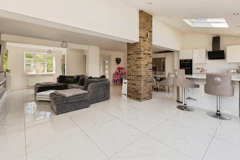 3 bedroom semi-detached house for sale, Churchill Avenue, Aylesbury