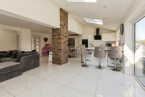 3 bedroom semi-detached house for sale, Churchill Avenue, Aylesbury